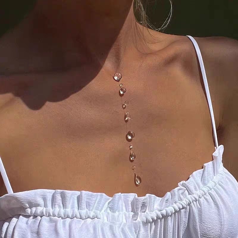 Chic & Simple Contemporary Jewellery Piece Aesthetic Droplet Pendant Necklace Complementing Your Outfit