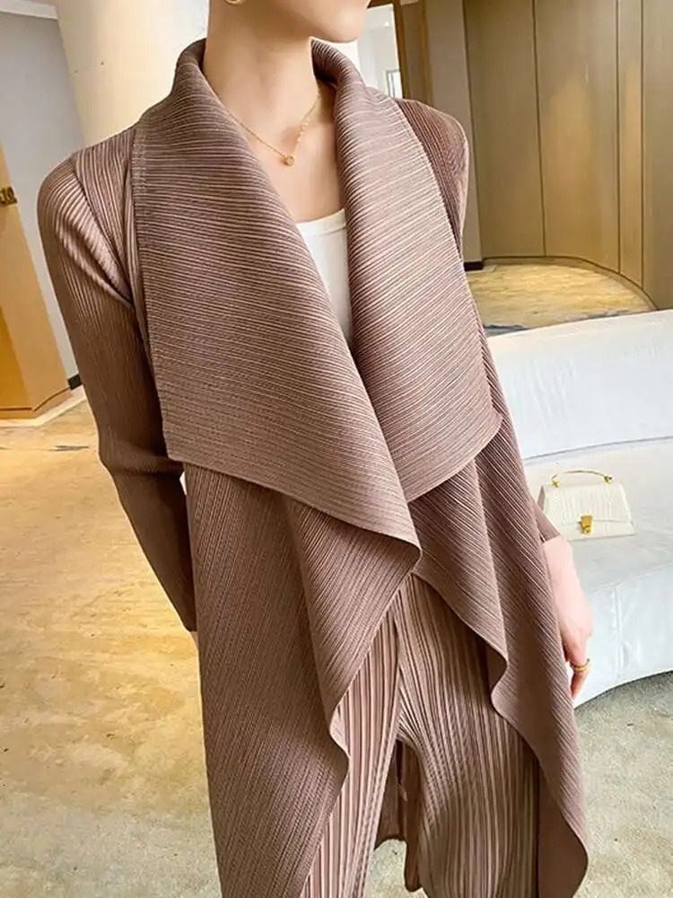 LANMREM Pleated Long Trench Thin Temperament Solid Color Big Lapel Open Stitch Coat Female Fashion Coat Autumn 2C785 250708