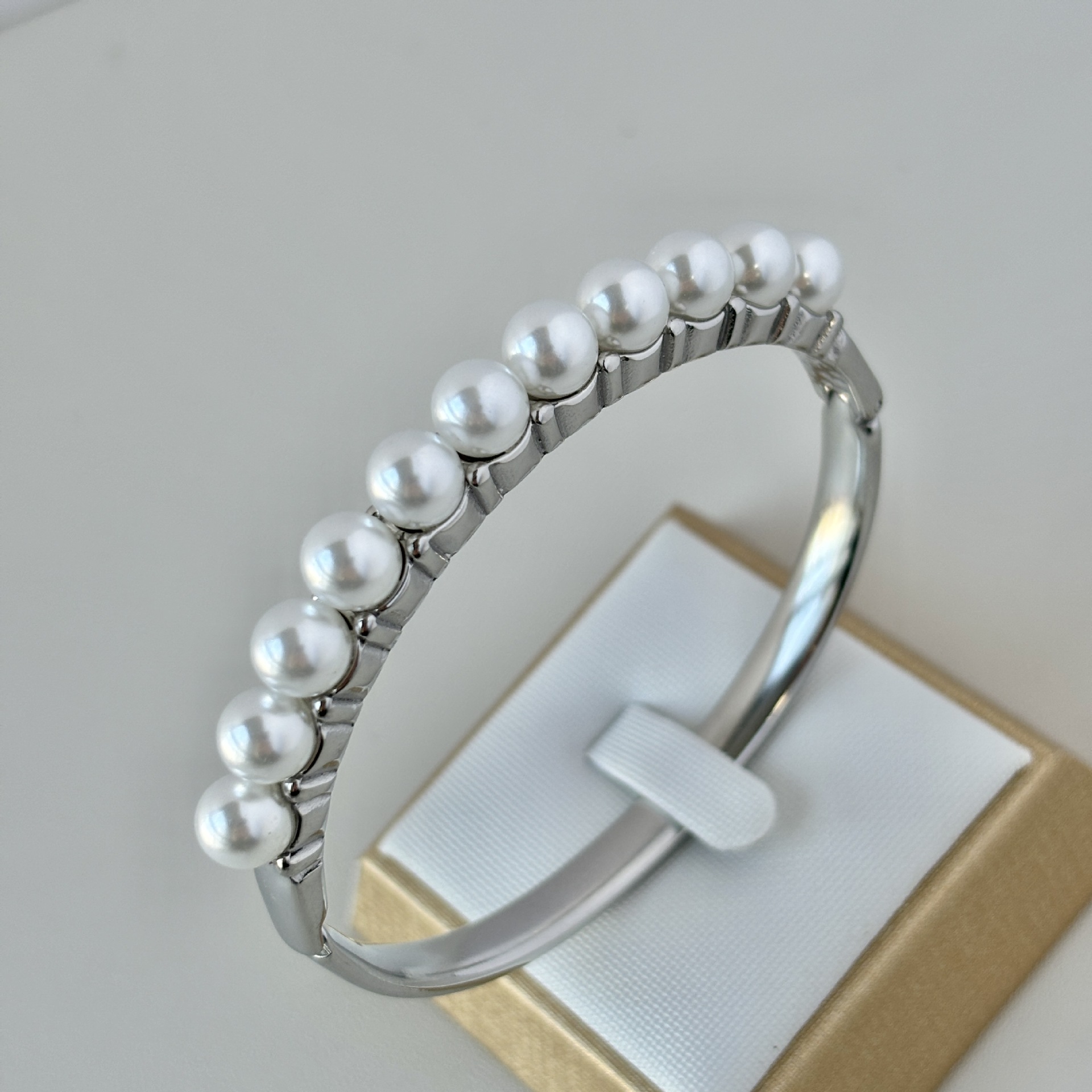Elegant Ladies' Jewelry: Durable Stainless Steel Wristwatch Featuring Genuine Diamonds and Pearls, Premium 18K Gold Finish