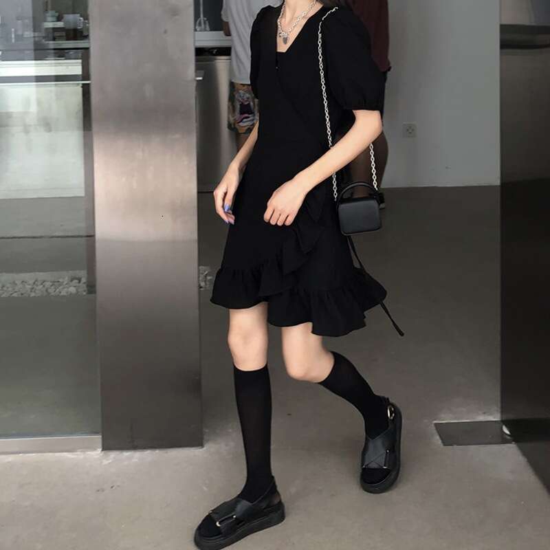 Summer New French Petite Hepburn Style Elegant Waist Slimming Little Black Dress For Women B5