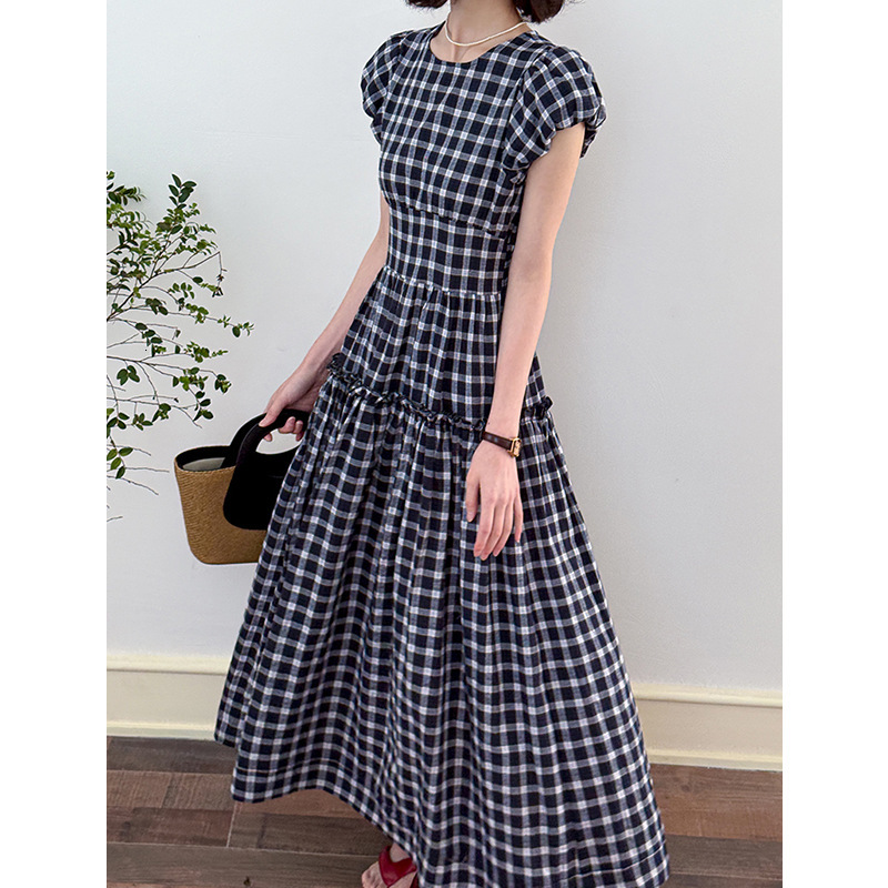 2025 New women's dress for summer retro fluffy sleeve plaid dress niche design waist knot long skirt new luxury and relaxed designer dress