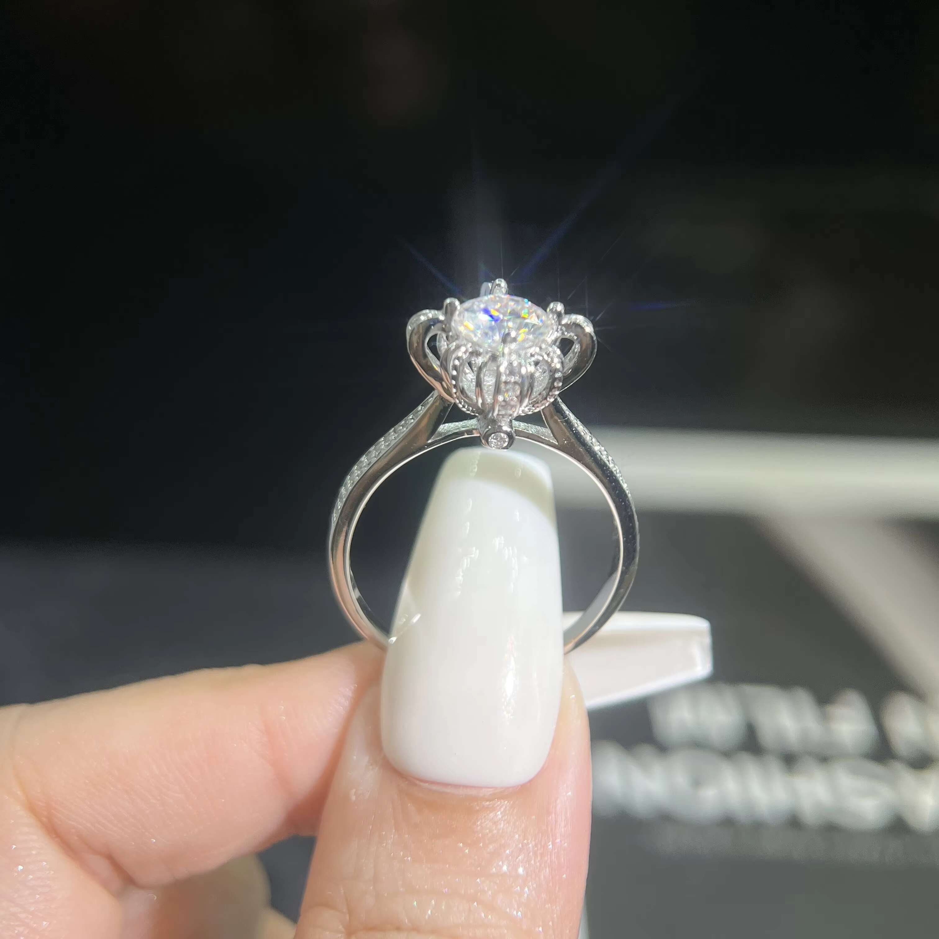 Custom Flower Shape Wedding Moissanite Diamond Ring for Women Vvs D Color 1 Ct 6.5mm S925 Silver with Gra Certificate