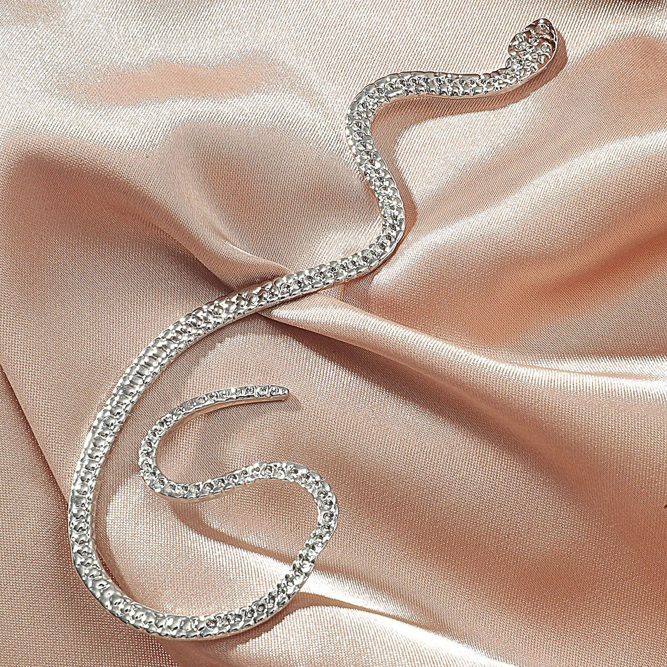 European and American Cool Style Hole less Clip on Earrings Retro One piece Alloy Zircon Snake shaped Hanging Earrings for Women with a Bold and Indiv