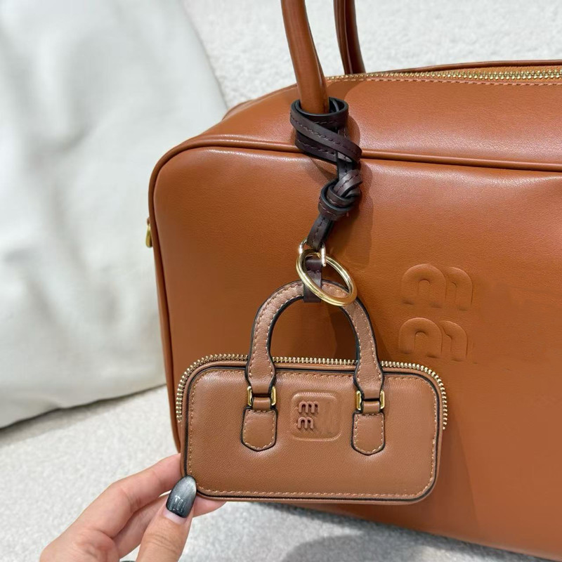 Designer Luxury mu Arcadie leather trick Keychains Bag Charm for Women Tote Pouch Fashion Bag Pendant Mens Designers Leather Bagcharm Accessories Key Chain