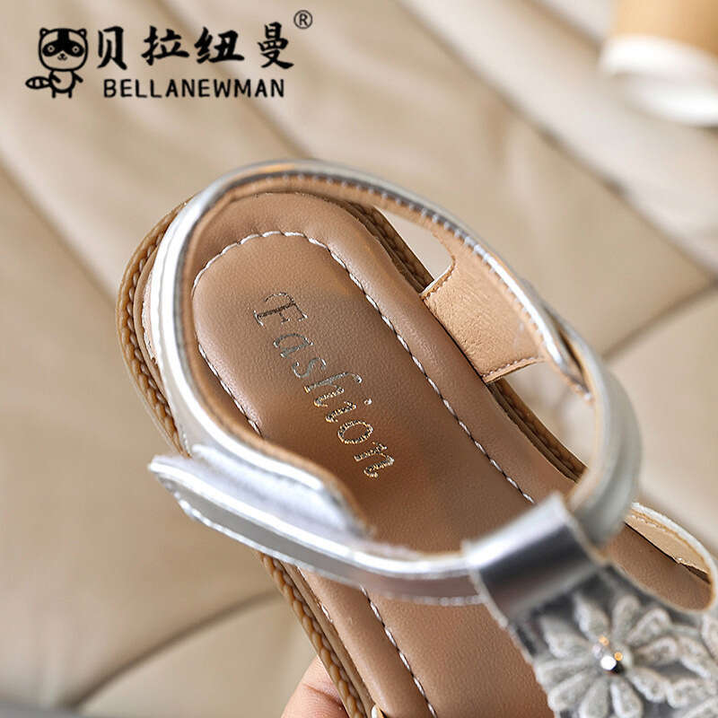 SHEIN Niche Design Girls' Small Flower Peep-Toe Sandals 2025 Summer New Children's Soft Sole Beach Shoes