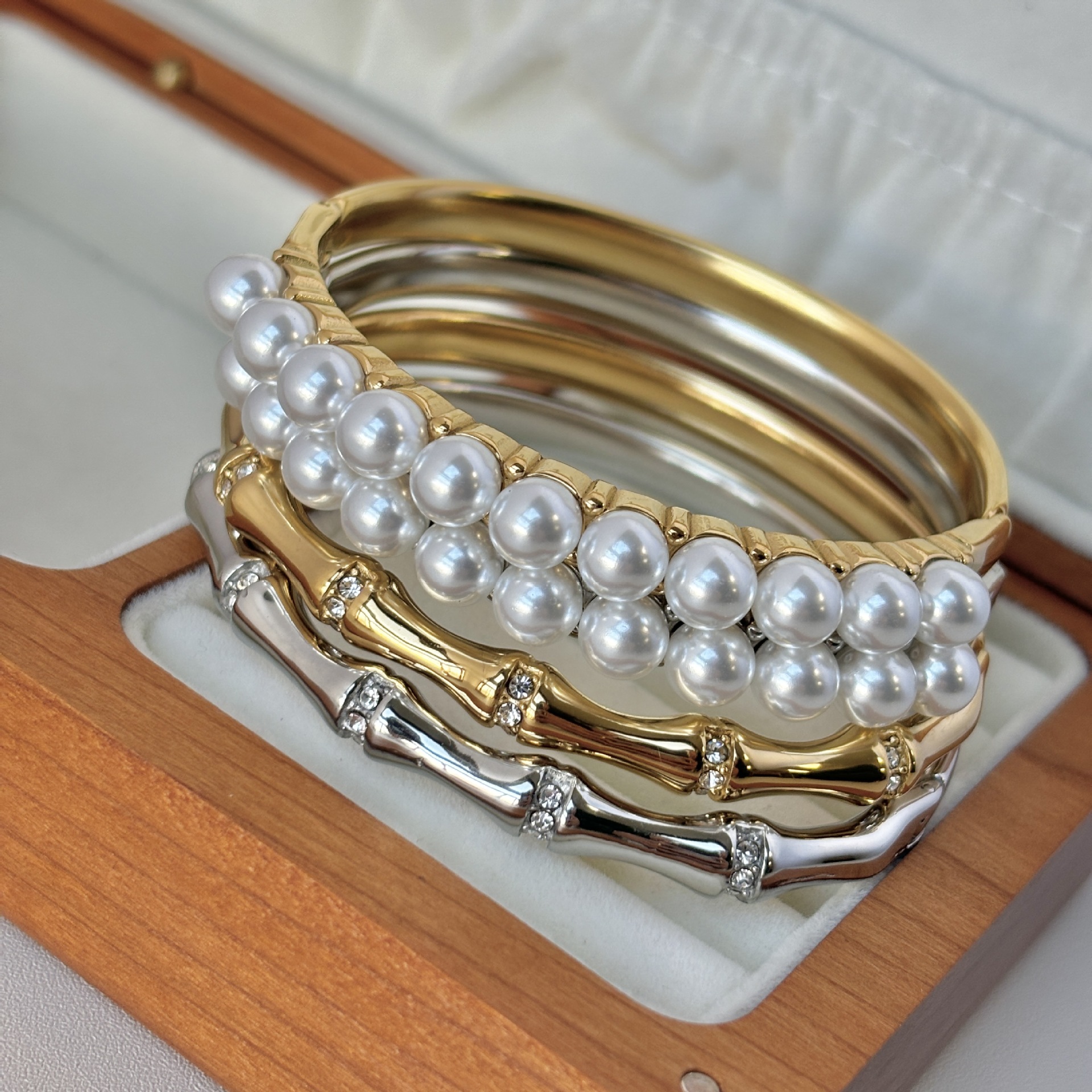 Elegant Ladies' Jewelry: Durable Stainless Steel Wristwatch Featuring Genuine Diamonds and Pearls, Premium 18K Gold Finish