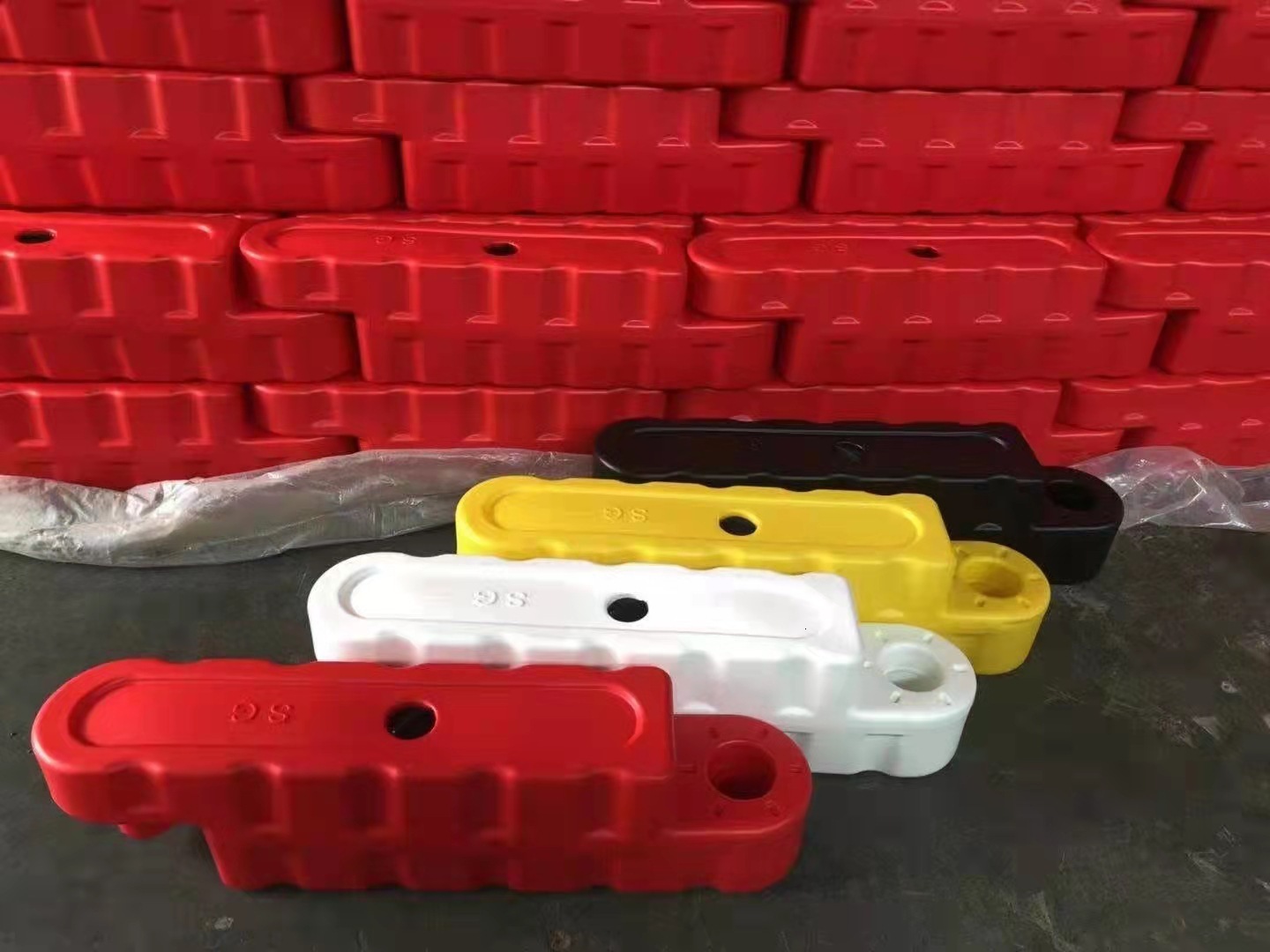 Track Water Horse Kart Boat Anti-Collision Plastic Barrier Dock Platform Construction Floating Tube Large Quantity Good Price