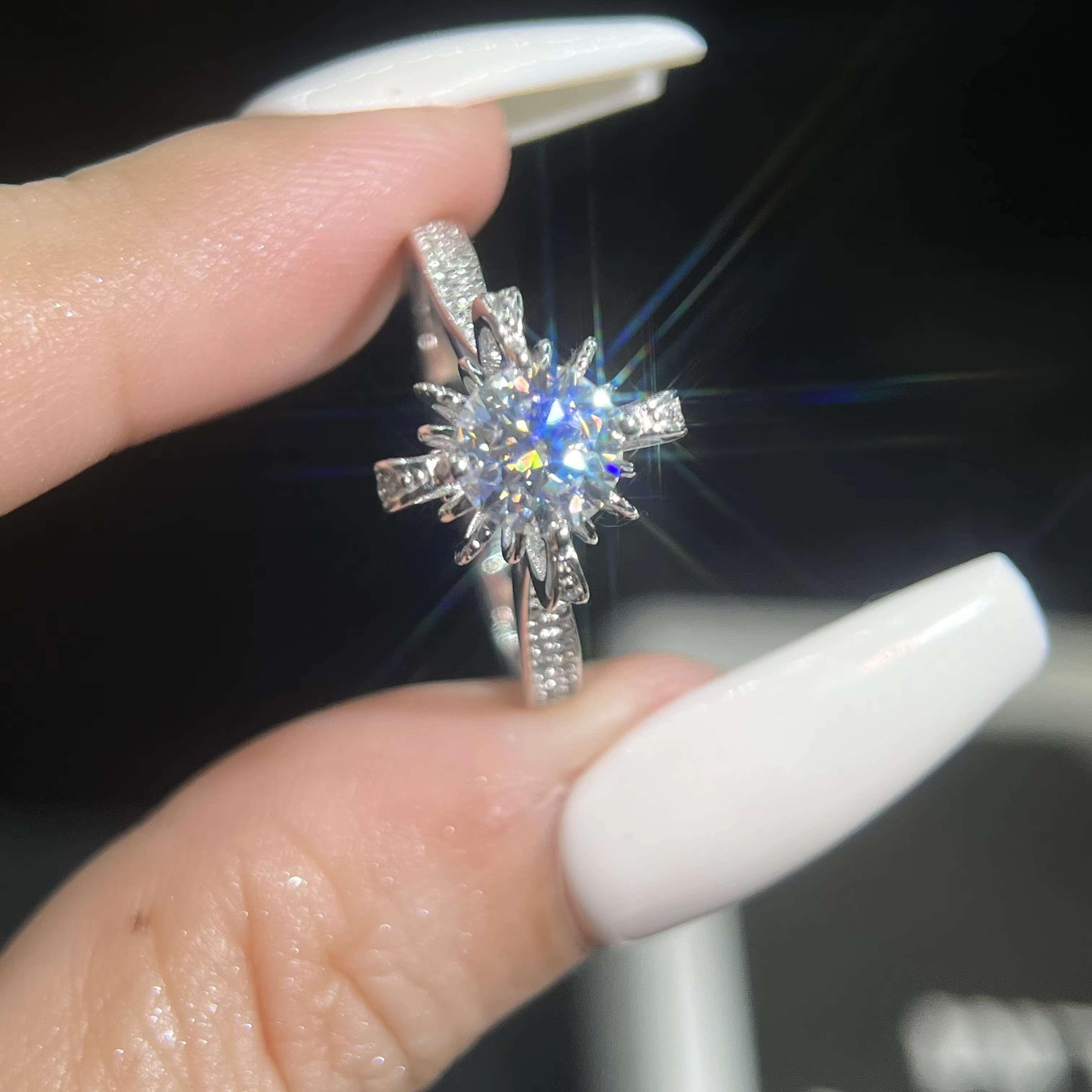 Custom Flower Shape Wedding Moissanite Diamond Ring for Women Vvs D Color 1 Ct 6.5mm S925 Silver with Gra Certificate