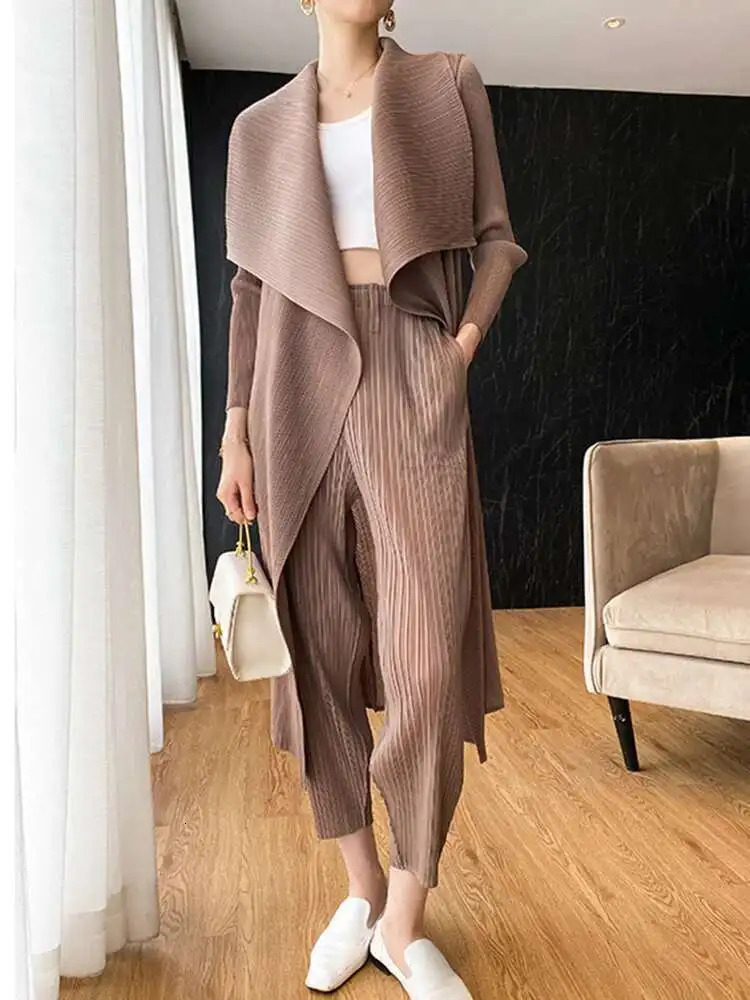 LANMREM Pleated Long Trench Thin Temperament Solid Color Big Lapel Open Stitch Coat Female Fashion Coat Autumn 2C785 250708