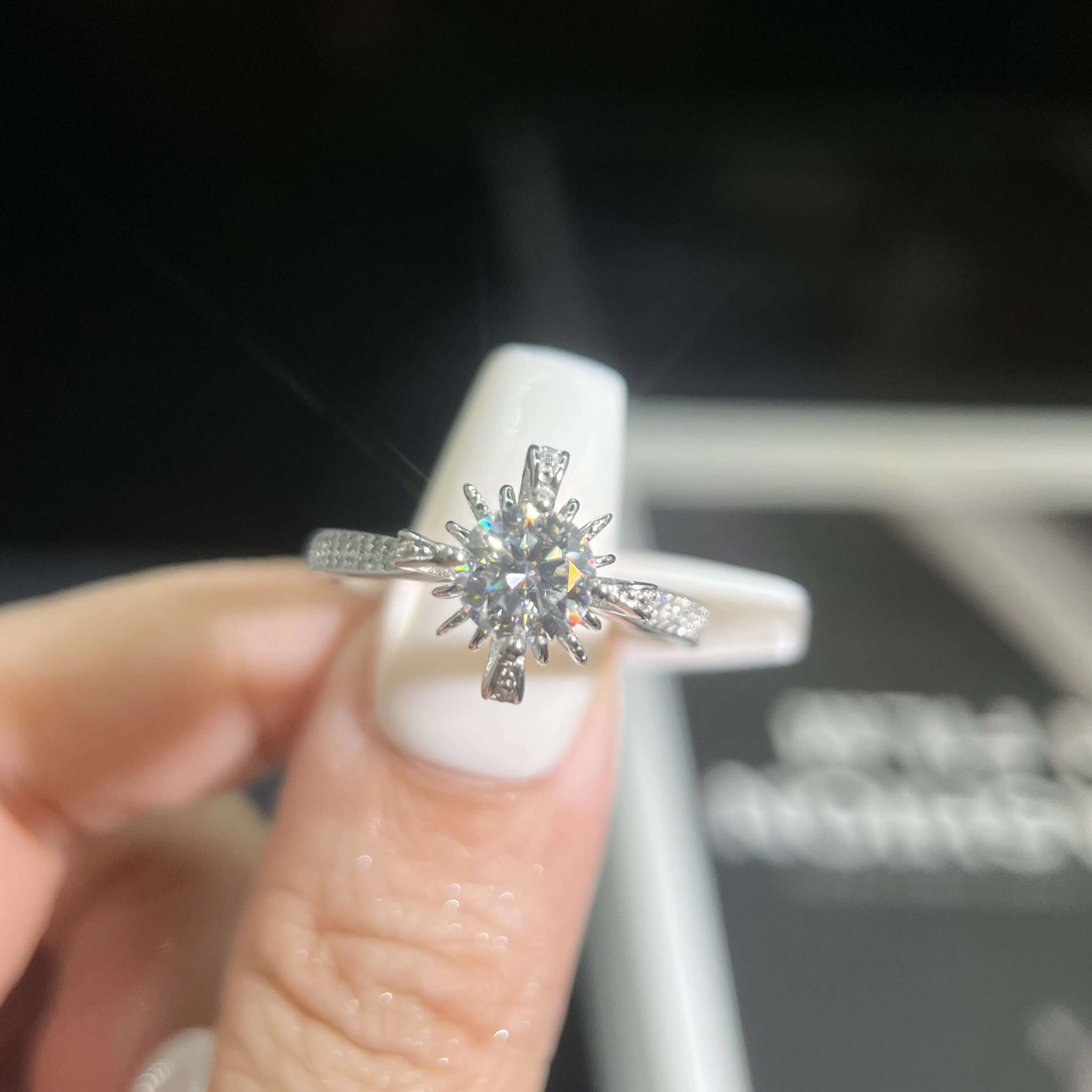 Custom Flower Shape Wedding Moissanite Diamond Ring for Women Vvs D Color 1 Ct 6.5mm S925 Silver with Gra Certificate