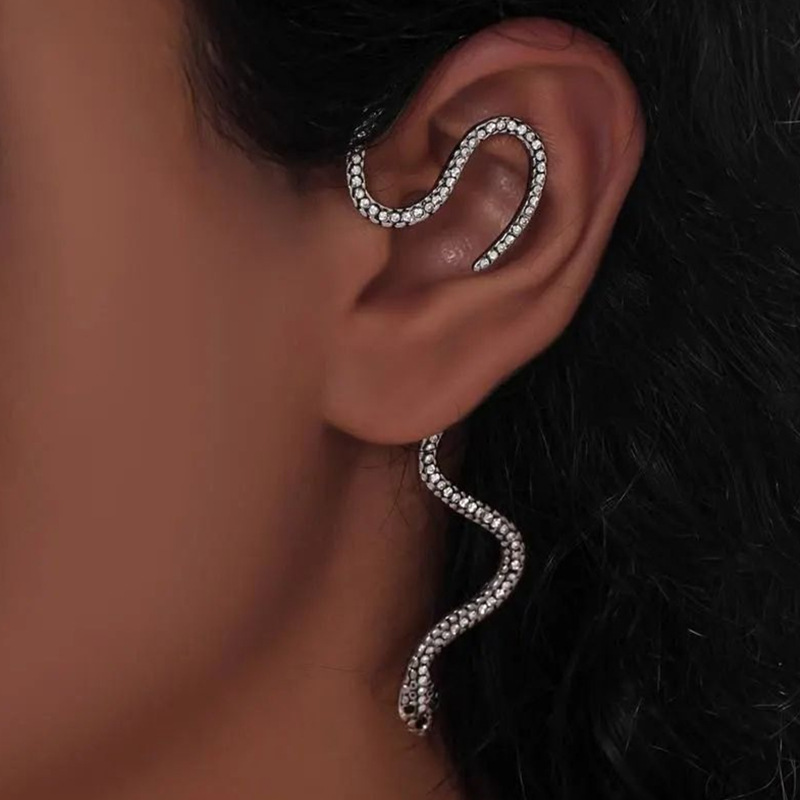 European and American Cool Style Hole less Clip on Earrings Retro One piece Alloy Zircon Snake shaped Hanging Earrings for Women with a Bold and Indiv