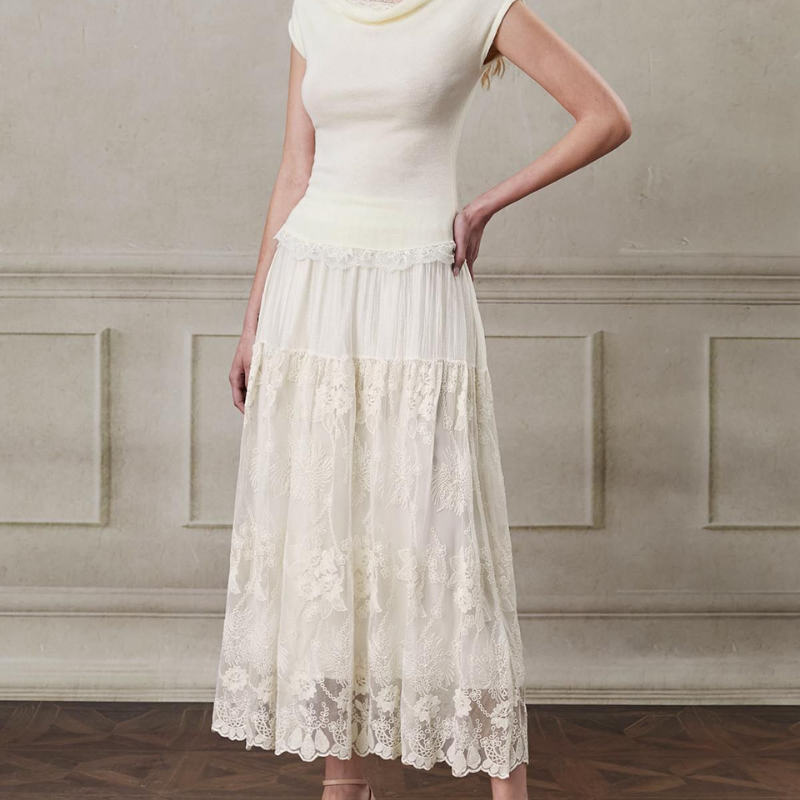 Chic & Cozy Lace Skirt - Perfect For Any Occasion