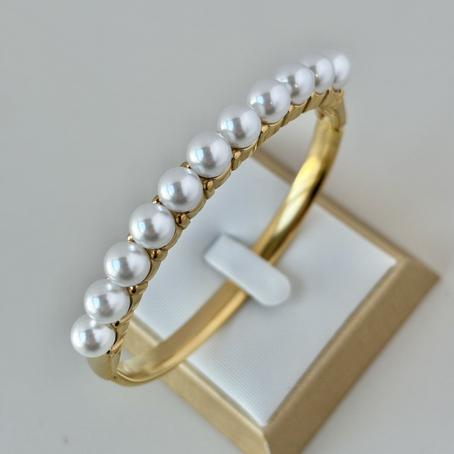 Elegant Ladies' Jewelry: Durable Stainless Steel Wristwatch Featuring Genuine Diamonds and Pearls, Premium 18K Gold Finish