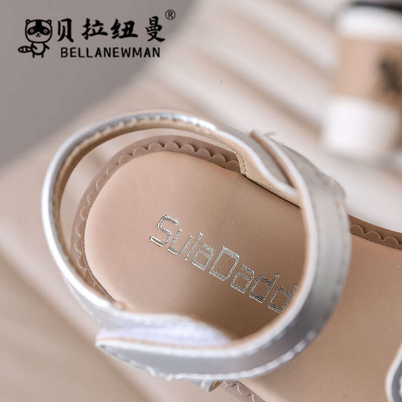 Bella Newman Girls' Closed-Toe 2024 Summer New Children's Hollow Casual Soft Sole Beach Sandals Korean Style