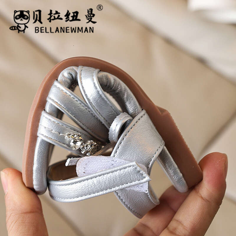 Girls' Sandals 2025 Summer New Little Girl Bow Princess Rhinestone Soft Sole Beach Shoes Fashion