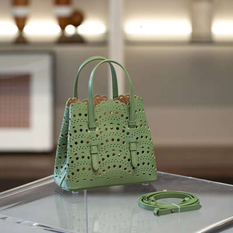 High-grade Hot Girl Hand-held Tote Female 2025 New Niche Design Retro Versatile Shoulder Bag