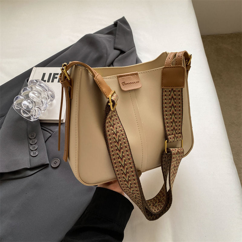 leisure Women s new casual shoulder bag multifunctional broadband crossbody bag designer bag daily commuting women s handbag