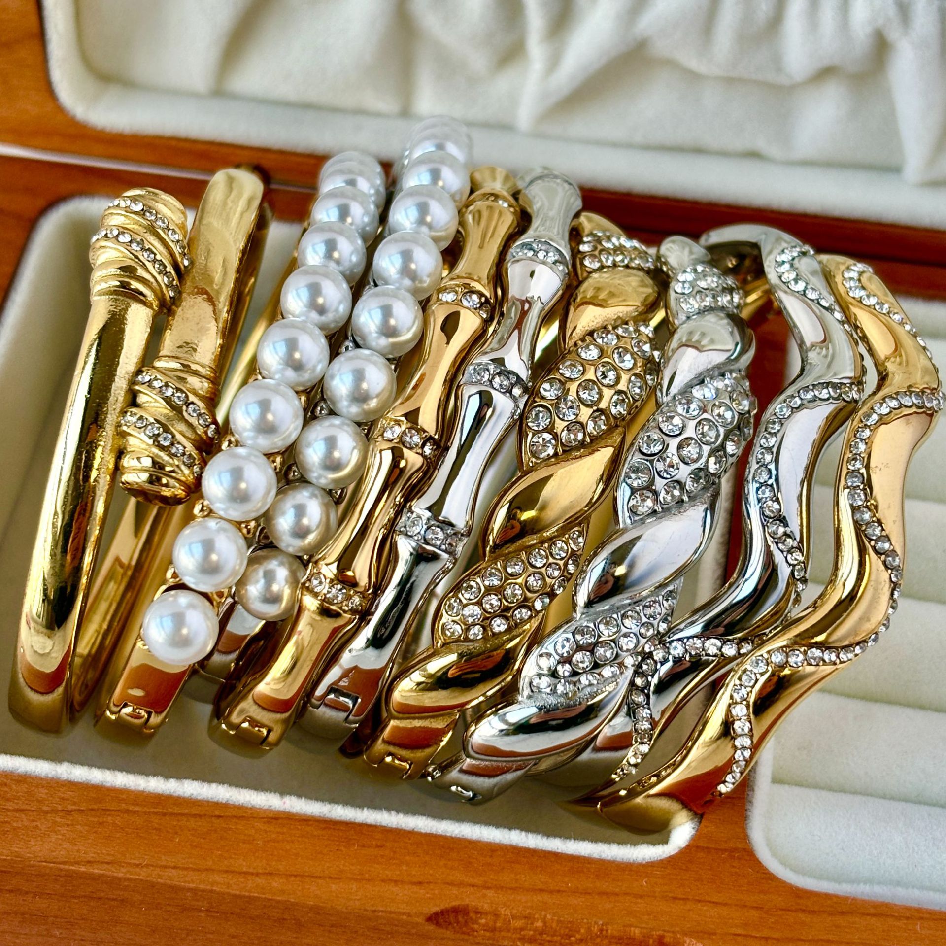 Elegant Ladies' Jewelry: Durable Stainless Steel Wristwatch Featuring Genuine Diamonds and Pearls, Premium 18K Gold Finish