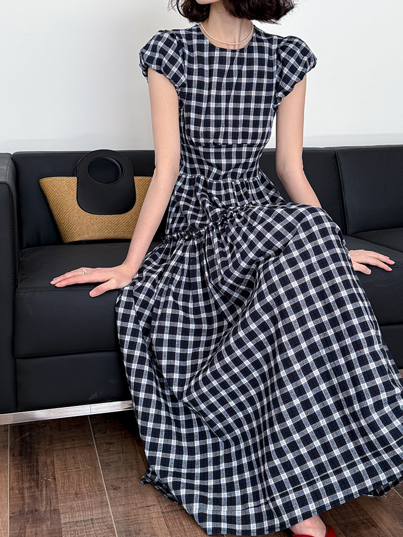 2025 New women's dress for summer retro fluffy sleeve plaid dress niche design waist knot long skirt new luxury and relaxed designer dress