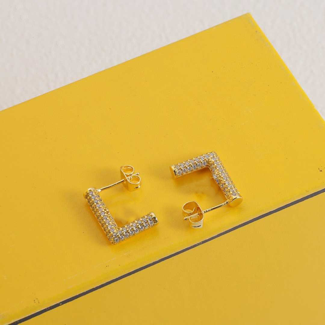 Classic earrings, luxury letter earrings and stud jewelry, can be worn as high-end jewelry gifts in daily formal occasions