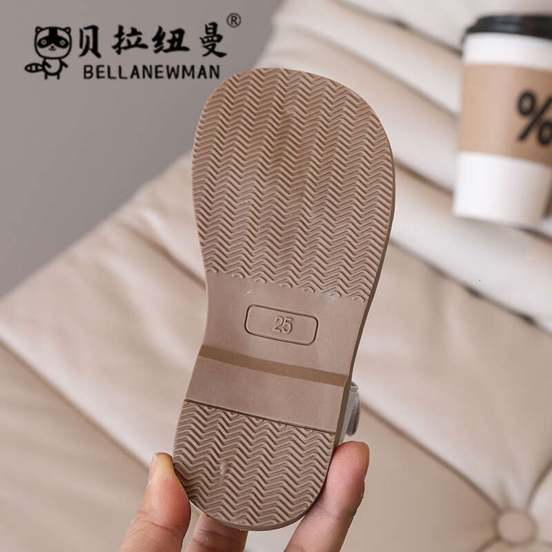 Bella Newman Girls' Closed-Toe 2024 Summer New Children's Hollow Casual Soft Sole Beach Sandals Korean Style