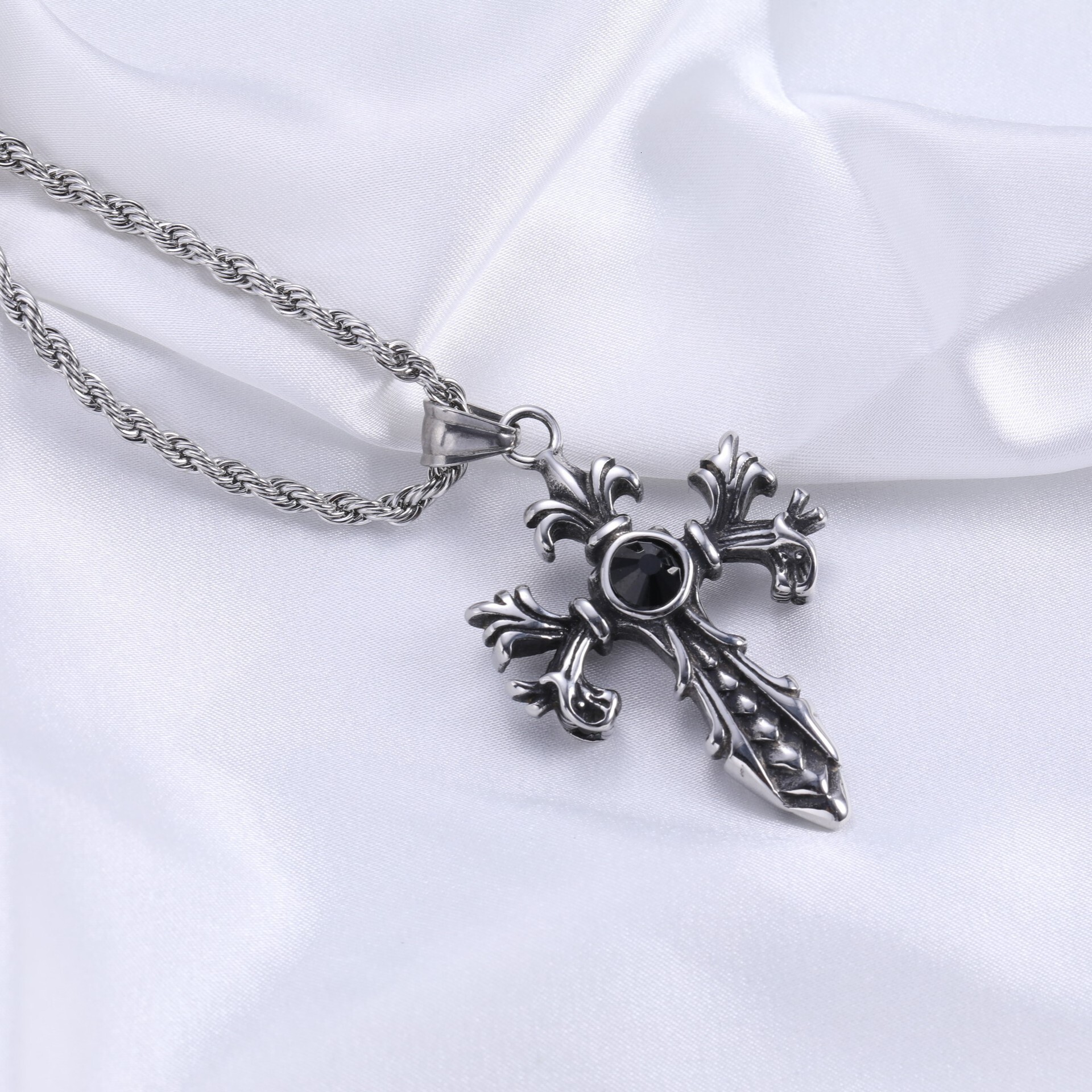 Luxury Jewelry Designer Jewelry YZ Non-fading Sweater Chain Stainless Steel Gemstone Black Heart Cross Pendant Retro Trendy Men's New Cast Titani