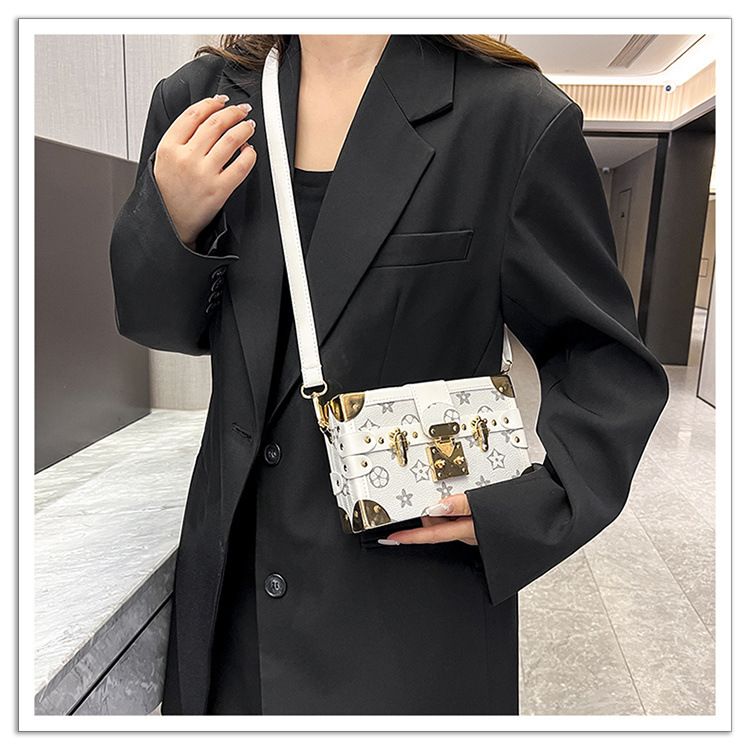 Retro printed square box bag for women trendy single-shoulder crossbody tofu bag in 2025 light luxury and fashionable small square bag