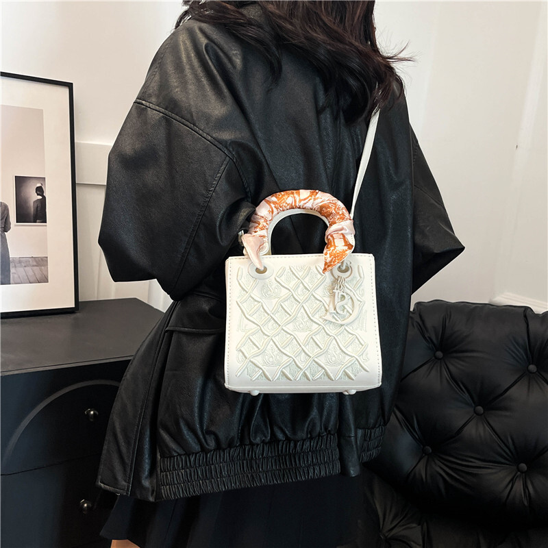 Designer High-End 2025 New Versatile National Style Heavy Embroidery Princess Diana Handbag Crossbody Light Luxury Women's Bag