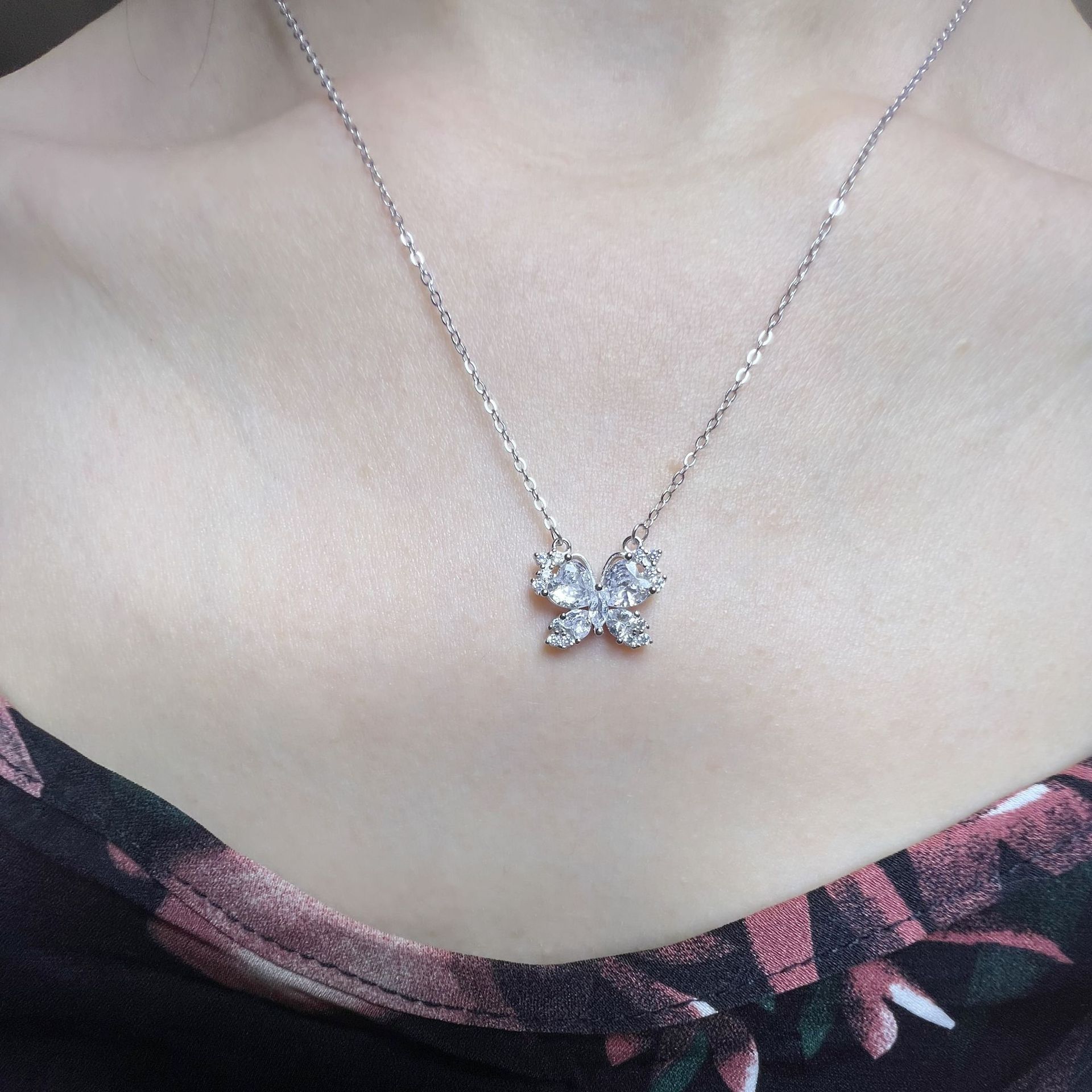 Silver - Toned Rhinestone - Encrusted Butterfly Pendant Necklace Elegant Daily And Special Occasions Gift For Her High - Quality Fashion Jewelry