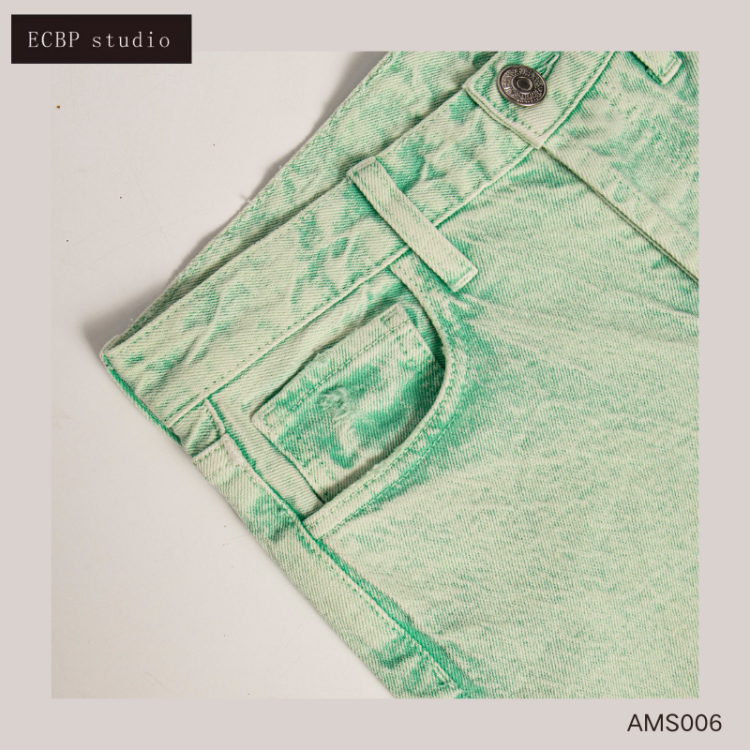 Chic Designer Colored Trousers Highlighting Your Leg Length