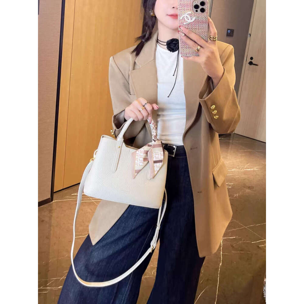 High-End Fashion Handbag 2024 New Commuter Women's Gift for Mom Elegant Shoulder Crossbody Bag Trendy