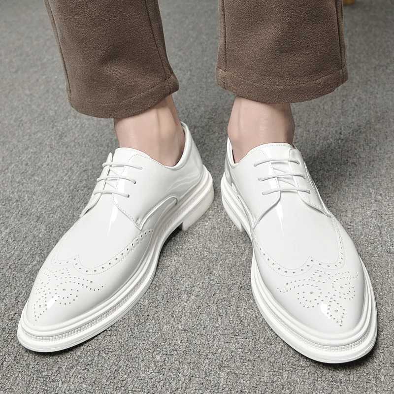 New Luxury Men White Brogue Lace Up Patent Leather Loafers Male Casual Moccasins Oxfords Driving Shoes Wedding Party Prom Flats Y250715