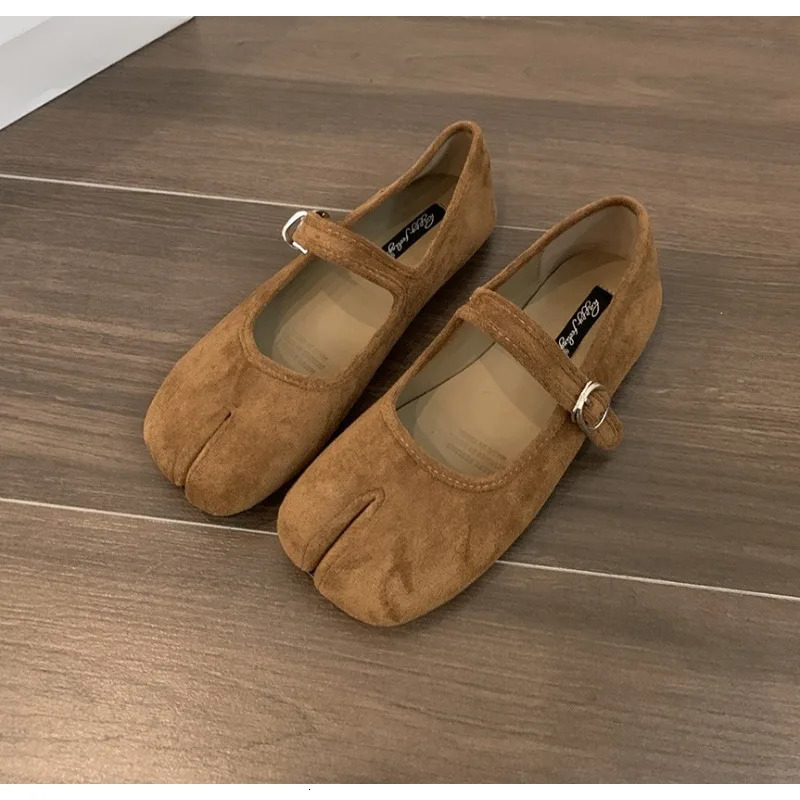 Japanese Style Tabi Ninja Shoes Women Retro Suede Flats Split Hoof Toe Boat Shoes Femme Mary Jeans Mocasines Ballerina Shoe 250711