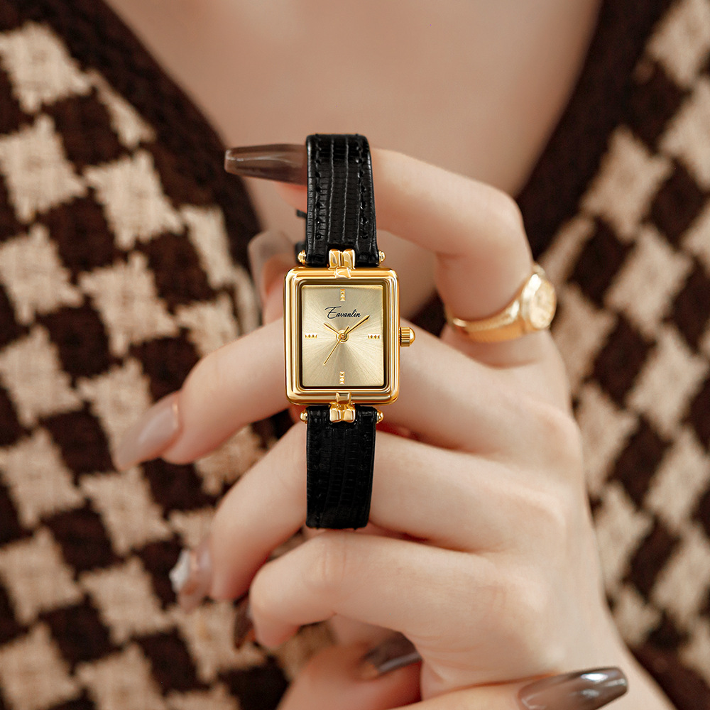 Chic Minimalist Feminine Quartz Wristwatch - Delicate Accent for Any Outfit