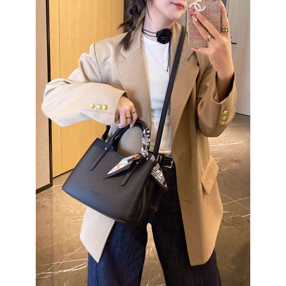 High-End Fashion Handbag 2024 New Commuter Women's Gift for Mom Elegant Shoulder Crossbody Bag Trendy