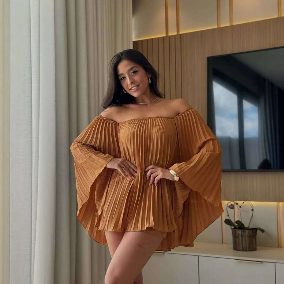 Summer New Women's Off-Shoulder Commuter Fashion Casual Pleated Shorts Set B5