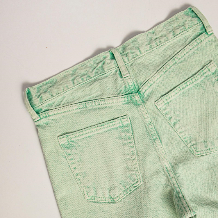 Chic Designer Colored Trousers Highlighting Your Leg Length