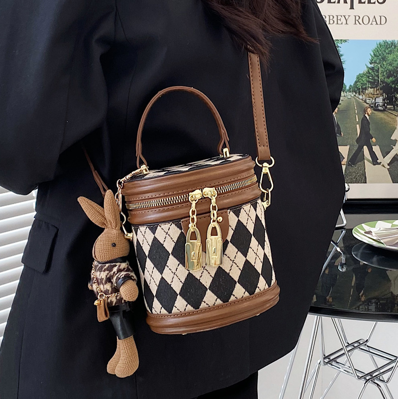 leisure Cross border women s small bag spring new niche crossbody bag texture quilted handbag designer bag bucket bag shoulder bag