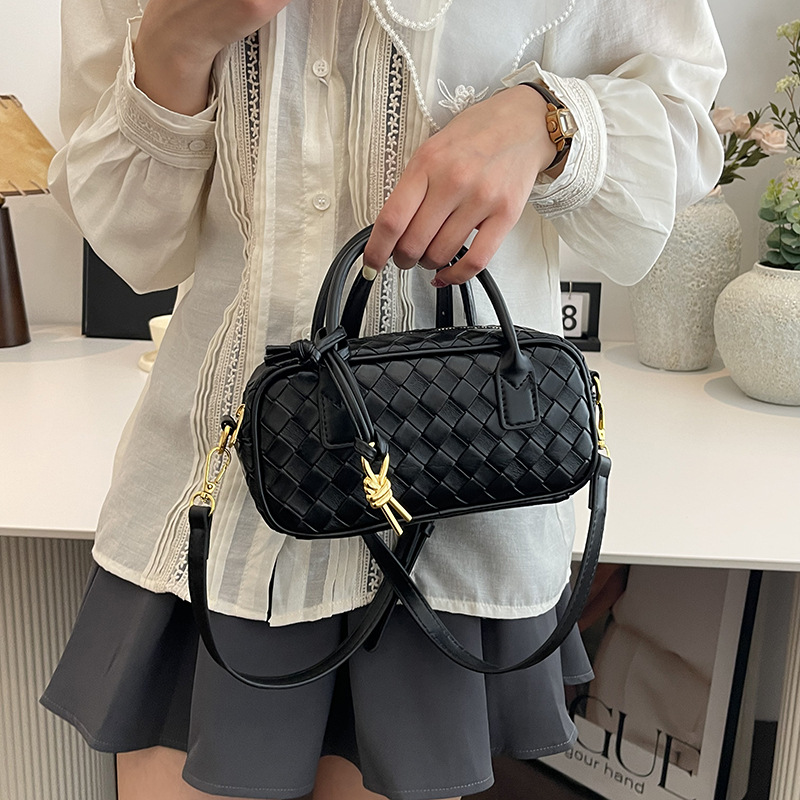Elegant and fashionable women's woven new style solid color versatile crossbody simple design shoulder bag free shipping TUES