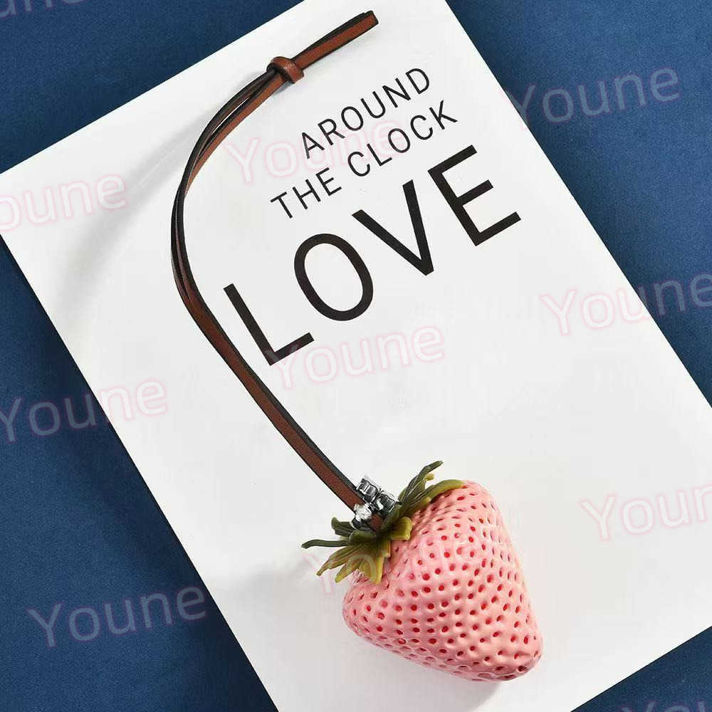 Charming Strawberry Key Chain Stylish Bag Charm for Womens Handbags Purses and Car Keys L250928YOIY