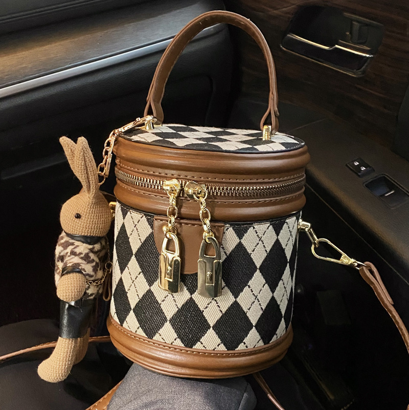 leisure Cross border women s small bag spring new niche crossbody bag texture quilted handbag designer bag bucket bag shoulder bag