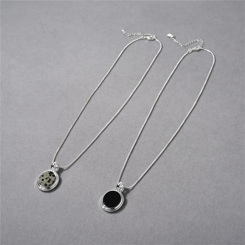 Niche Vintage Black Agate Spotted Stone Pendant Necklace for womens Fashion Commuting Light OL Trendy Collarbone Chain 250711