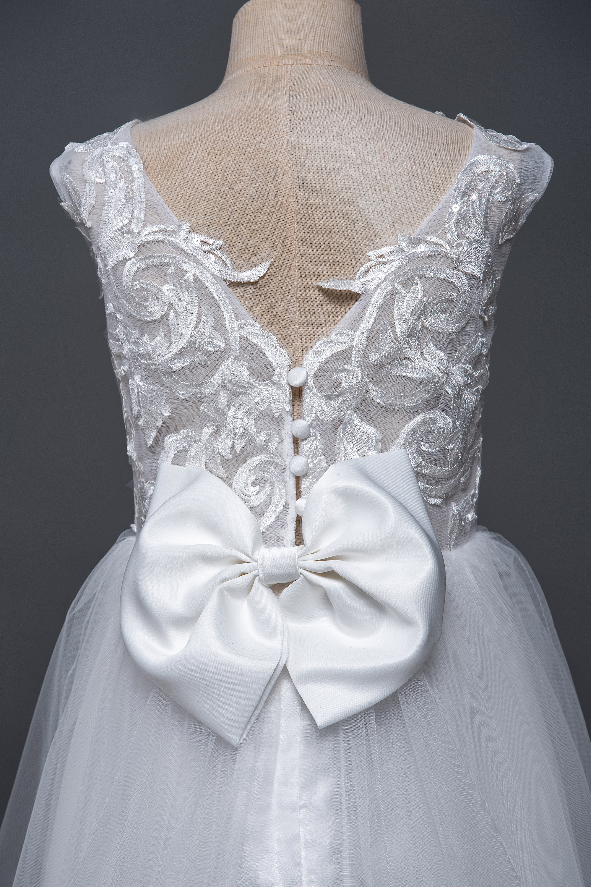Stock Lace Flower Girl Dresses Appqulies Beads Bow Long Train Backless Buttons Wedddding Party Girl Tutu Birthday Communion Dress MC2223