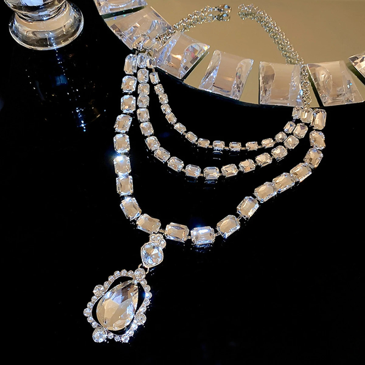 Multi-layered Glass Trend Necklaces for Women Minimalist Pendant Jewelry Super Flash Crystal Clavicle Chain Banquet Accessories 250711
