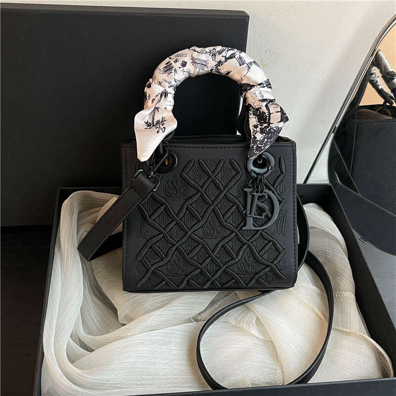 Designer High-End 2025 New Versatile National Style Heavy Embroidery Princess Diana Handbag Crossbody Light Luxury Women's Bag