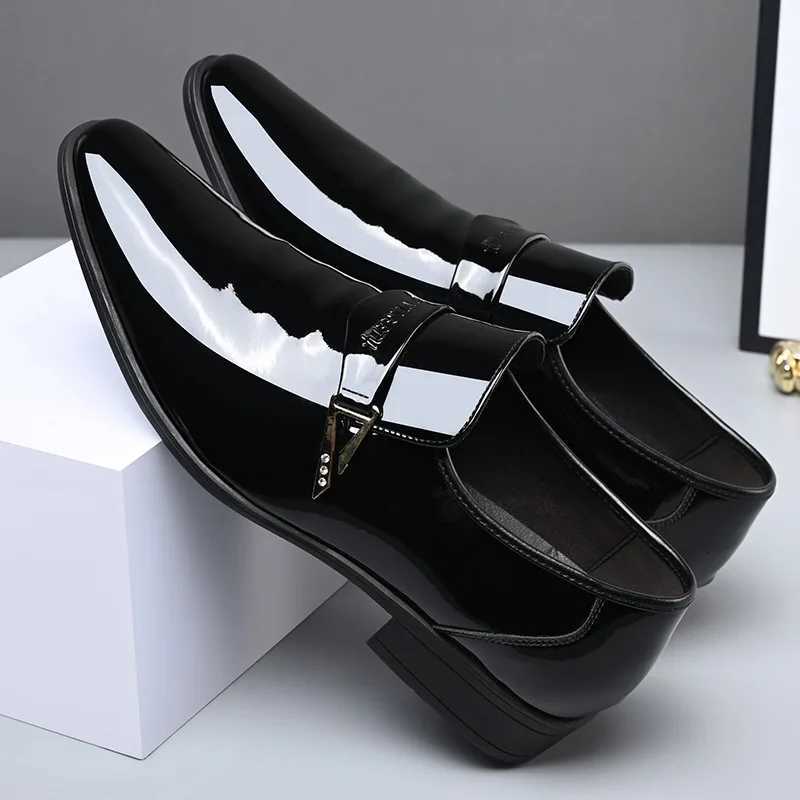 Trend New Mens White Black Pointed Mirror Patent Leather Casual Oxfords Shoes Wedding Dress Homecoming Footwear Mens Shoes Y250715