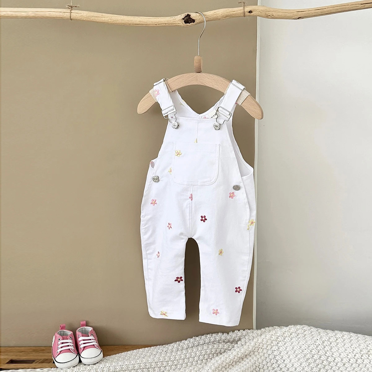 Autumn Baby Strap Pants Toddler Girls Loose Fit Pink Flower Embroidery Rompers Infant Girls Outwear Denim Trousers 250715