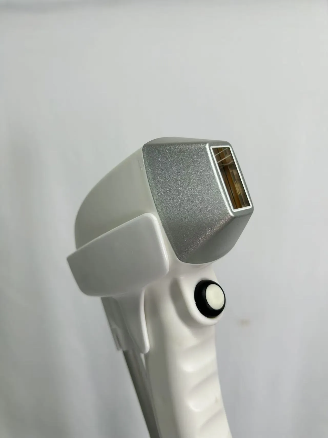 Professional Diode Laser Hair Removal Equipment 808nm Triple Wavelength Painless Permanent Hair Removal Machine For Salon Or Spa Use