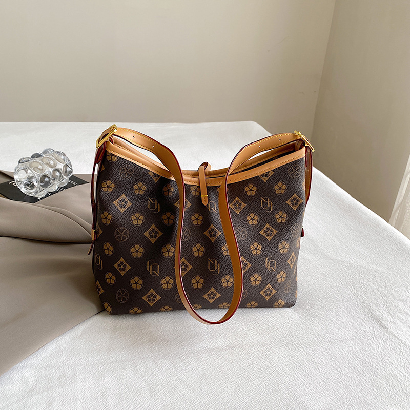 Designer Large Capacity Vintage for Women New Wandering Tote Fashion Printed Shoulder Versatile High-end Crossbody Light Luxury Women's Bag