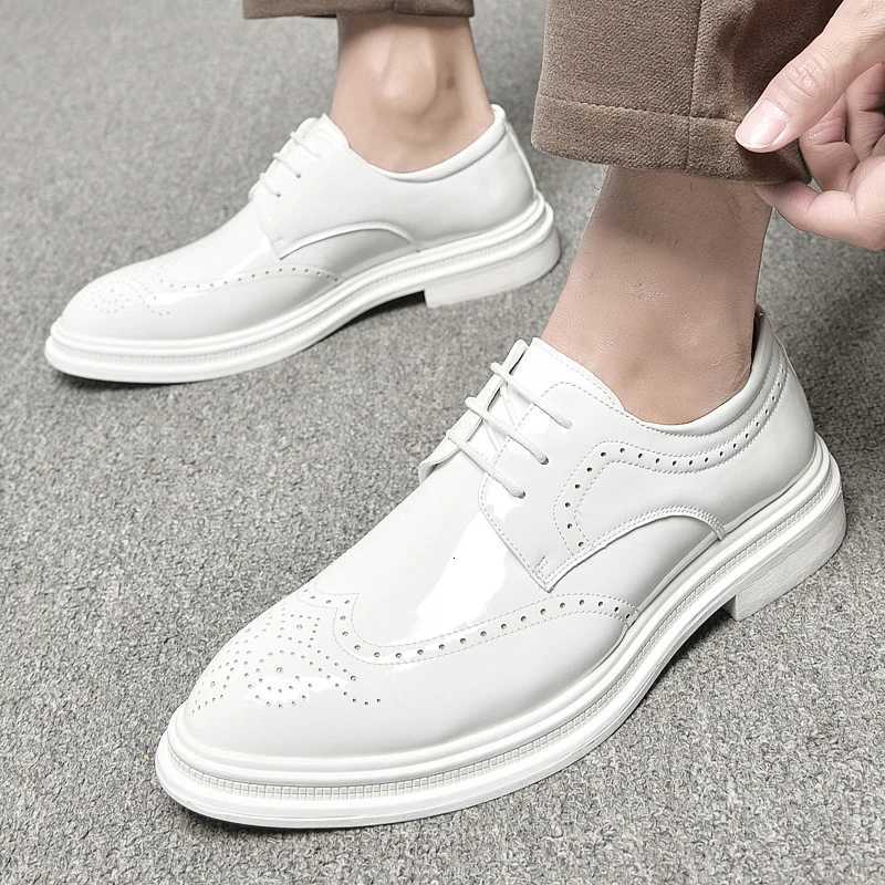 New Luxury Men White Brogue Lace Up Patent Leather Loafers Male Casual Moccasins Oxfords Driving Shoes Wedding Party Prom Flats Y250715